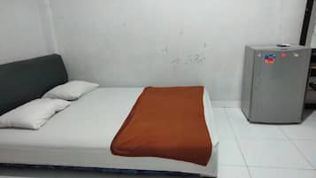 Economy Double Room | Laptop workspace, free WiFi, bed sheets