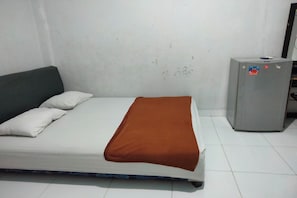 Chambre Double Économique | Espace de travail pour ordinateur portable, Wi-Fi gratuit, draps fournis