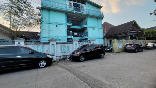 A two-story building with a balcony on the second floor. - Hotel O Losmen Bahalap Syariah MarabahanNearSiring Marabahan (Ulek Barito) (Banjarmasin)