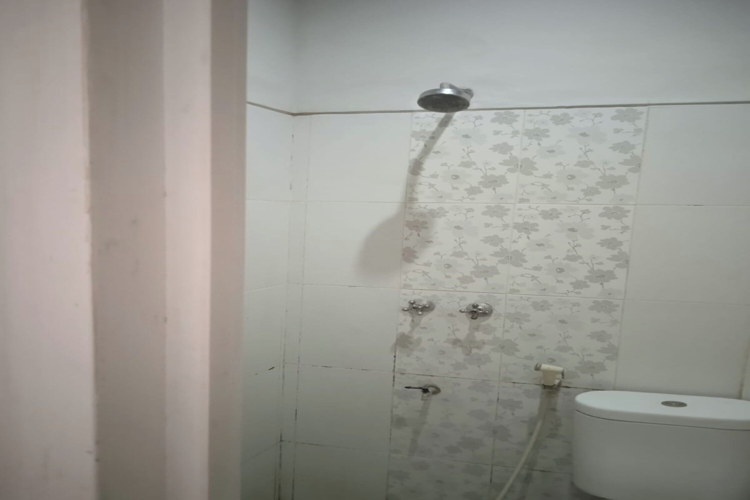 Habitación económica doble | Baño | Ducha
