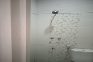 Chambre Double Économique | Salle de bain | Douche