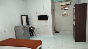 A room with a bed, a desk, a chair, a television mounted on the wall, and a wardrobe. - Hotel O Losmen Bahalap Syariah MarabahanNearSiring Marabahan (Ulek Barito) (Banjarmasin)