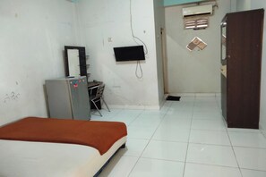 Economy Double Room | Laptop workspace, free WiFi, bed sheets - Hotel O Losmen Bahalap Syariah MarabahanNearSiring Marabahan (Ulek Barito) (Banjarmasin)