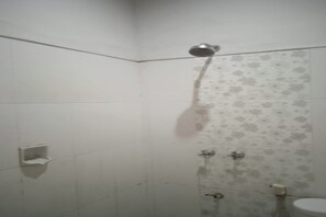 Economy Double Room | Bathroom | Shower - Hotel O Losmen Bahalap Syariah MarabahanNearSiring Marabahan (Ulek Barito) (Banjarmasin)