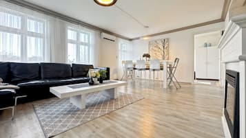Departamento, 4 habitaciones, para fumadores, balcón | Sala de estar | Libros