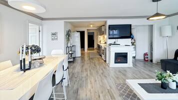 Apartment, 4 Bedrooms, Smoking, Balcony | Living room | Books