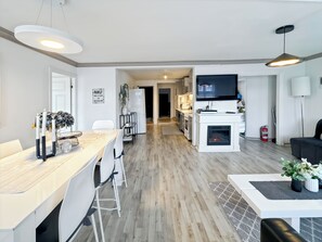Apartment, 4 Schlafzimmer, Raucher, Balkon | Wohnzimmer | Bücher