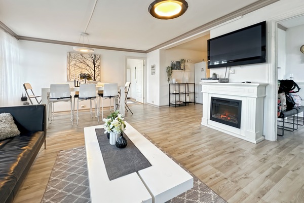 Apartment, 4 Bedrooms, Smoking, Balcony | Living room | Books