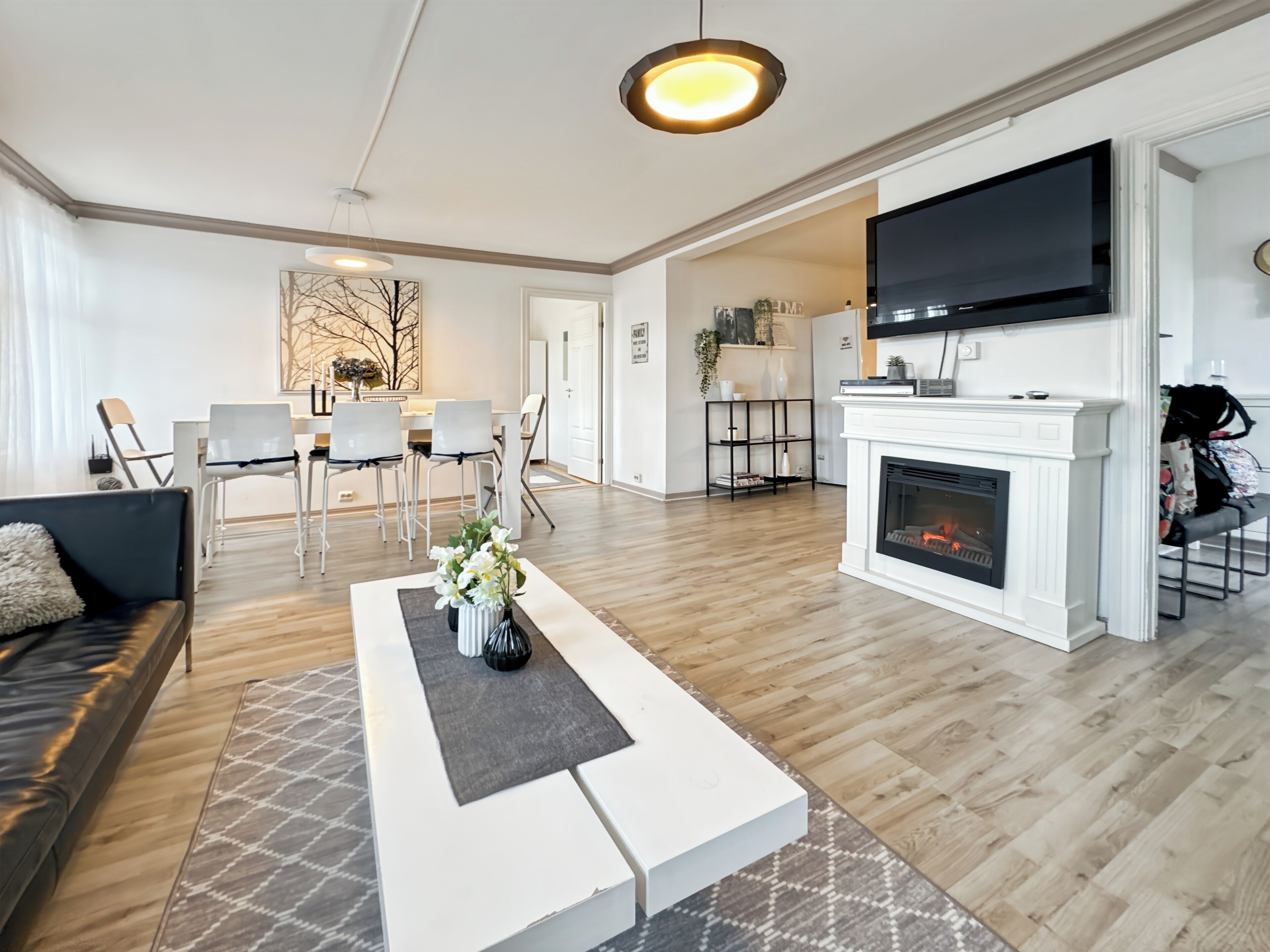 Apartment, 4 Bedrooms, Smoking, Balcony | Living room | Books