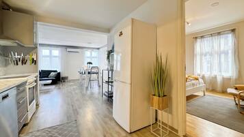 Leilighet, 4 soverom, røyk, balkong | Oppholdsrom | Bøker