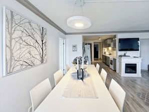 Apartment, 4 Bedrooms, Smoking, Balcony | Dining room