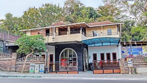 A two-story building with a balcony and a sign reading "TOMESIA SYARIAH SPECPACKER". - OYO 92851 Homestay Borobudur Specpacker Syariah (Borobudur)