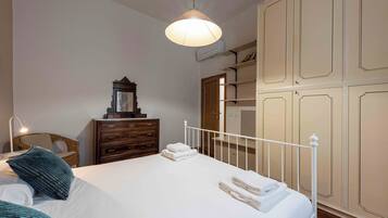 Klassiek appartement | 3 slaapkamers, luxe beddengoed, donsdekens, een strijkplank/strijkijzer