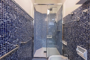Classic Apartment | Bathroom | Shower, hair dryer, bidet, towels - Angelico 3 bedrooms by Mmega (Florence)