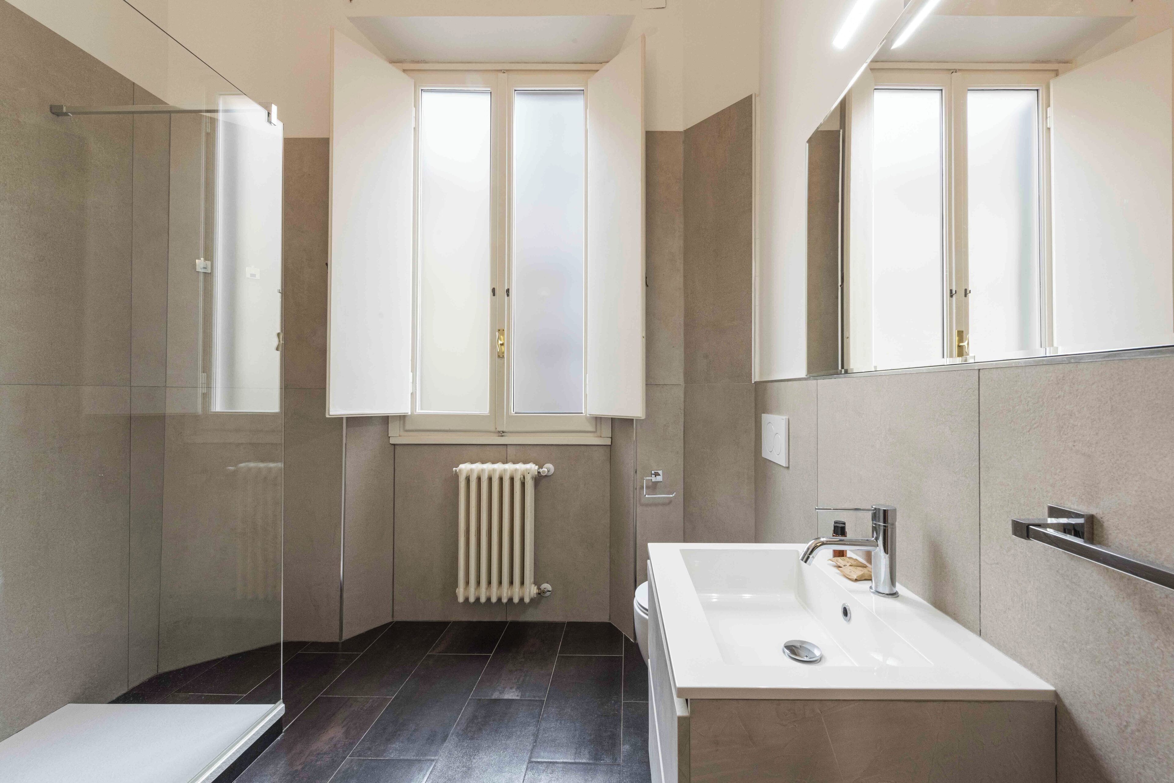 Classic Apartment | Bathroom | Shower, hair dryer, bidet, towels