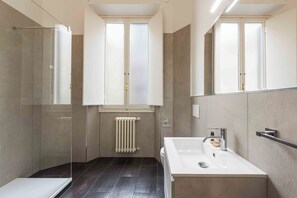Classic-Apartment | Badezimmer | Dusche, Haartrockner, Bidet, Handtücher