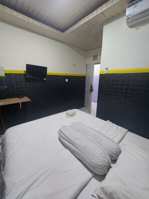 Standard Double Room | Laptop workspace, soundproofing, free WiFi, bed sheets