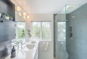 Douche, sèche-cheveux, bidet, serviettes fournies