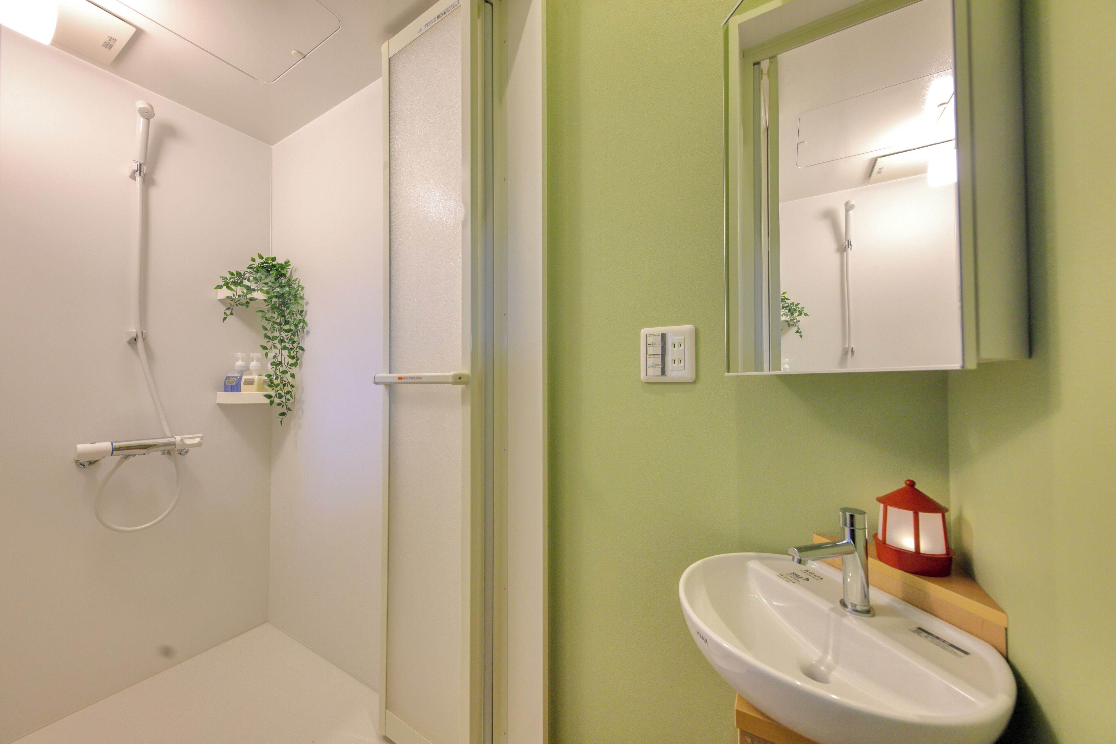 Baignoire et douche séparées, articles de toilette gratuits