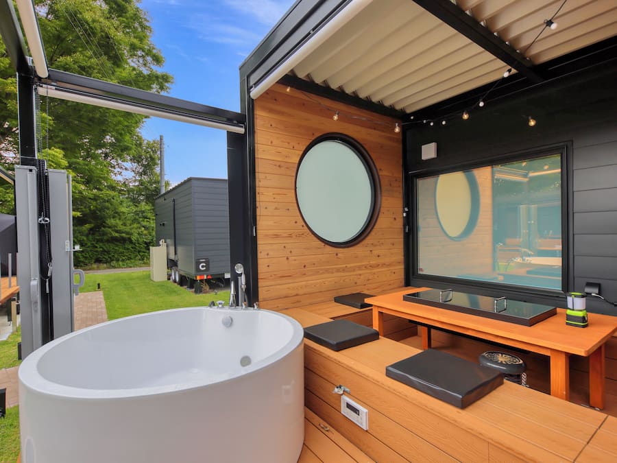 Baignoire et douche séparées, articles de toilette gratuits