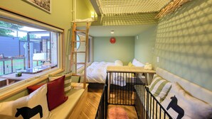A cozy room with a bed, a window, a small table, and a ladder to the window. - piilo asobi&stay (Yamanakako)