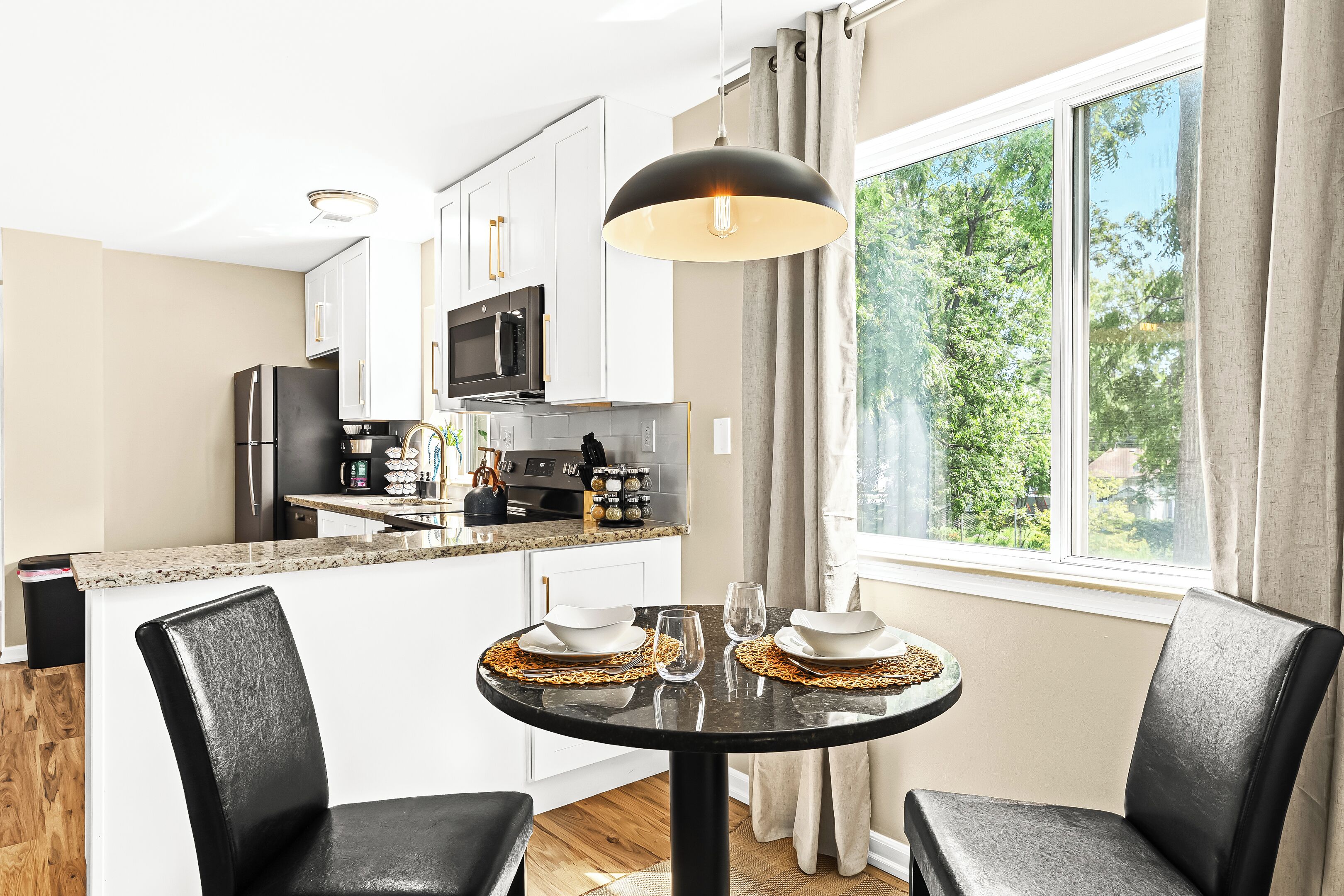 Réfrigérateur, micro-ondes, four, plaque de cuisson