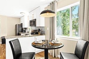 Een koelkast, een microgolfoven, een oven, een kookplaat