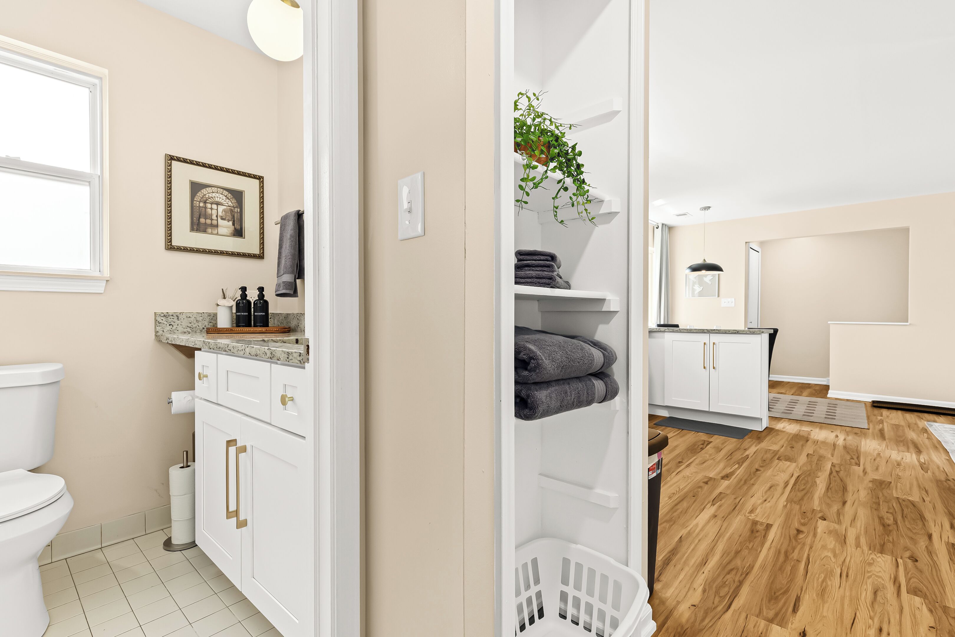 シャワー付き浴槽、ヘアドライヤー、タオル