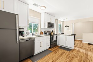 Kylskåp, mikrovågsugn, ugn och spishäll