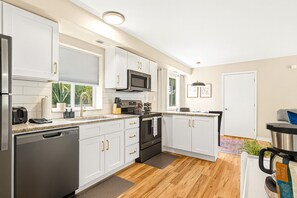 Kühlschrank, Mikrowelle, Ofen, Herdplatte