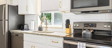 Refrigerador, microondas, horno, placa de cocina