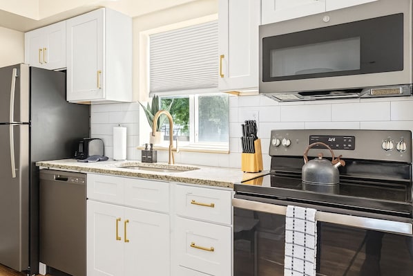 Kühlschrank, Mikrowelle, Ofen, Herdplatte