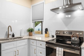 Fridge, microwave, oven, stovetop - New! Private Studio near Downtown Mount Clemens (Mount Clemens)