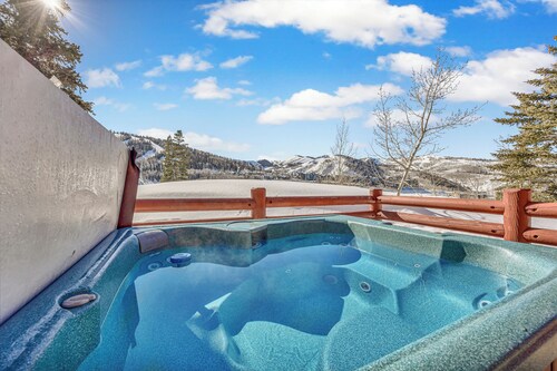 Easy Walk to the lifts frm this 3 bedroom condo! Stunning views, nicely updated!