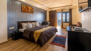 Un dormitorio moderno con una cama grande, un escritorio y un televisor.