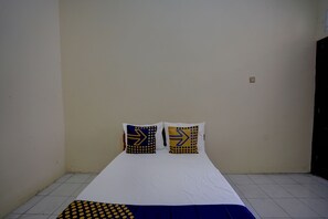 Habitación doble económica | Espacio para trabajar con laptop, wifi gratis y ropa de cama 