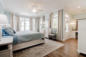 5 habitaciones, tabla de planchar con plancha, wifi y ropa de cama 