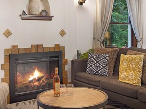 Smart TV, fireplace - Newly renovated 1929 cottage near Roche Harbor with modern updates (PLC) (Friday Harbor)