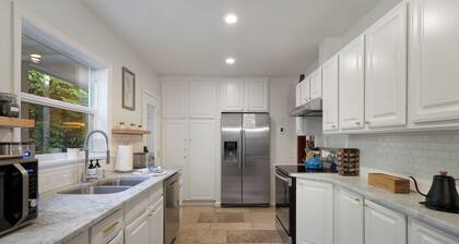 Newly renovated 1929 cottage near Roche Harbor with modern updates (PLC)