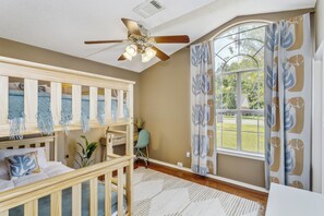 3 Schlafzimmer, Schreibtisch, Bügeleisen/Bügelbrett, Reisekinderbett