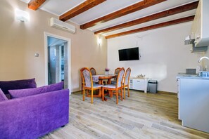 Smart-tv en een tafeltennistafel