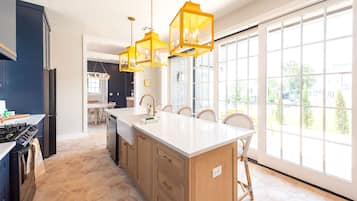 Kühlschrank, Mikrowelle, Wasserkocher mit Kaffee-/Teezubehör, Toaster