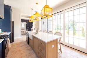 Fridge, microwave, coffee/tea maker, toaster - Carlton Landing-Pella House (Carlton Landing)