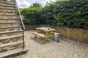 Outdoor dining - The Milking Parlour - Luxury Cottages (Malmesbury)