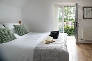 2 bedrooms, iron/ironing board, WiFi