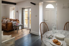 Dining - The Milking Parlour - Luxury Cottages (Malmesbury)