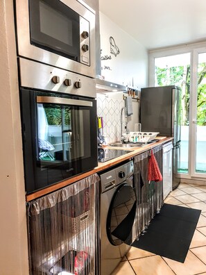 Fridge, microwave, oven, stovetop - La Casa Picasso , J.O 2024, Parc Astérix 15mn, Parc Expositions Salon du Bourget (Villepinte)