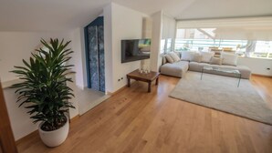 Leilighet – superior, terrasse, tårn | Oppholdsområde | En 20-tommers TV med Parabol-TV