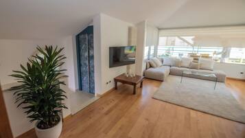 Appartamento Superior, terrazzo, piano elevato | Area soggiorno | TV 20 pollici con canali satellitari