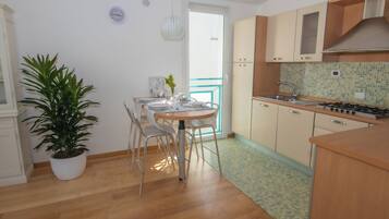 Appartamento Superior, terrazzo, piano elevato | Cucina privata | Frigorifero, microonde, forno, piano cottura